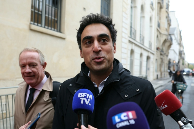 Le président des Entrepreneurs Amir Reza-Tofighi, répondant à la presse à sa sortie de l'hôtel Matignon le 24 septembre 2025 à Paris.