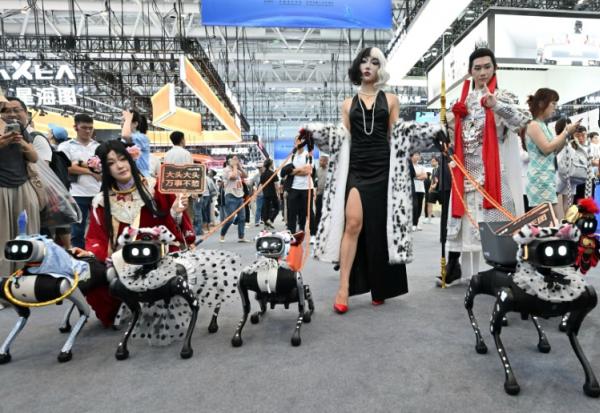 Des robots chiens de l'entreprise Vbot présentés au Salon mondial des robots à Pékin, le 19 août 2026