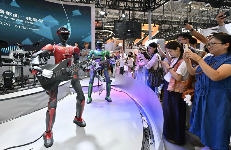 Des robots humanoïdes Casbot jouent de la guitare lors du salon mondial des robots à Pékin, le 19 août 2026