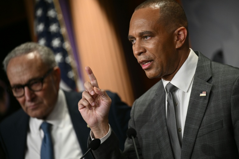 Le chef de la minorité démocrate à la Chambre des représentants, Hakeem Jeffries, s'exprime aux côtés du chef de la minorité démocrate au Sénat, Chuck Schumer, à Washington, le 29 septembre 2025