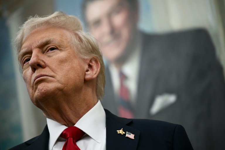 Le président Donald Trump dans le bureau ovale à la Maison Blanche, à Washington le 30 septembre 2025