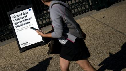 Une femme passe devant une pancarte de la National Gallery of Art à Washington, annonçant que le musée est fermé en raison du blocage budgétaire en cours au Congrès, le 6 octobre 2025