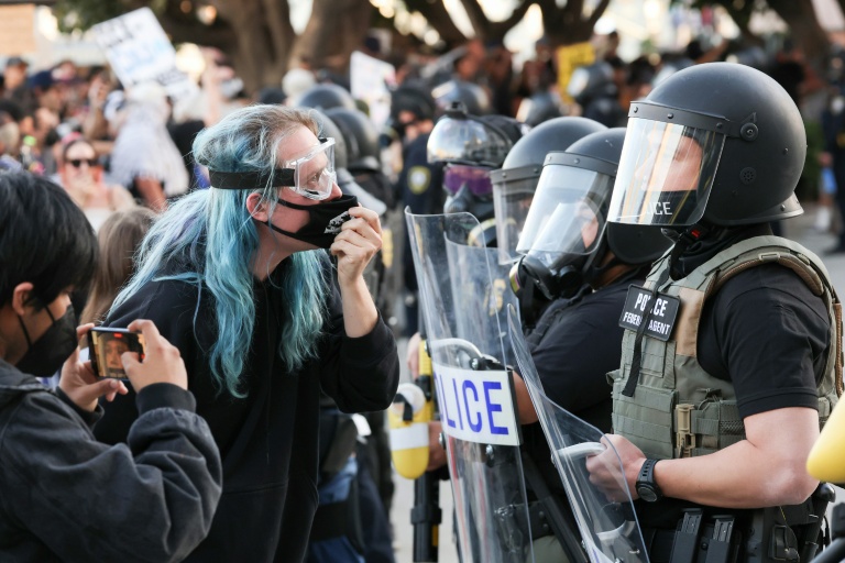 Face-à-face entre manifestants et policiers lors d'une mobilisation contre la police de l'immigration à Los Angeles, le 30 janvier 2026