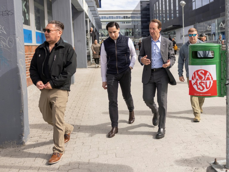 L’émissaire américain au Groenland, le gouverneur républicain de Jeff Landry (au centre à droite), et le le représentant du mouvement MAGA au Groenland, Joergen Boassen, (au centre à gauche), à Nuuk, au Groenland, le 20 mai 2026