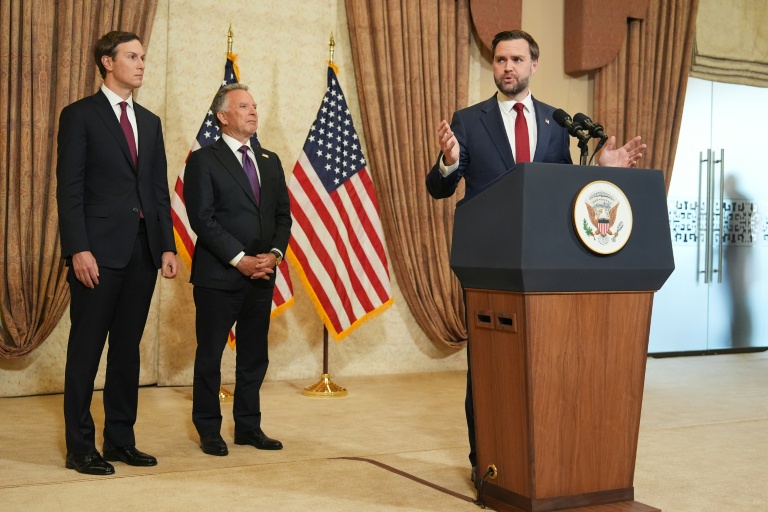 Conférence de presse du vice-président américain JD Vance, en présence du gendre de Donald Trump Jared Kushner et de l'émissaire spécial américain Steve Witkoff à Islamabad le 12 avril 2026