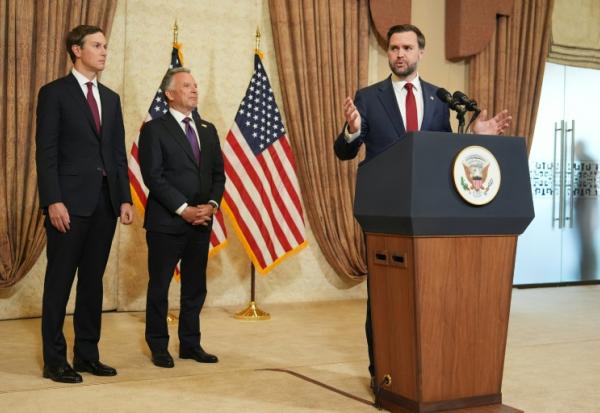 Conférence de presse du vice-président américain JD Vance, en présence du gendre de Donald Trump Jared Kushner et de l'émissaire spécial américain Steve Witkoff à Islamabad le 12 avril 2026