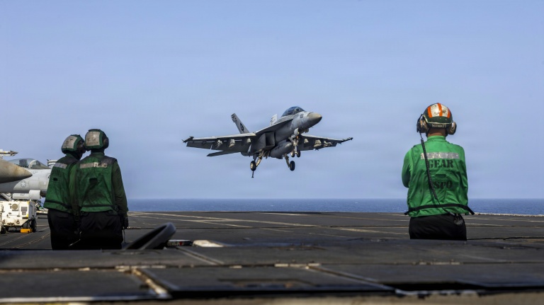 Un avion de chasse américain sur le porte-avions Abraham Lincoln, le 26 mai 2026