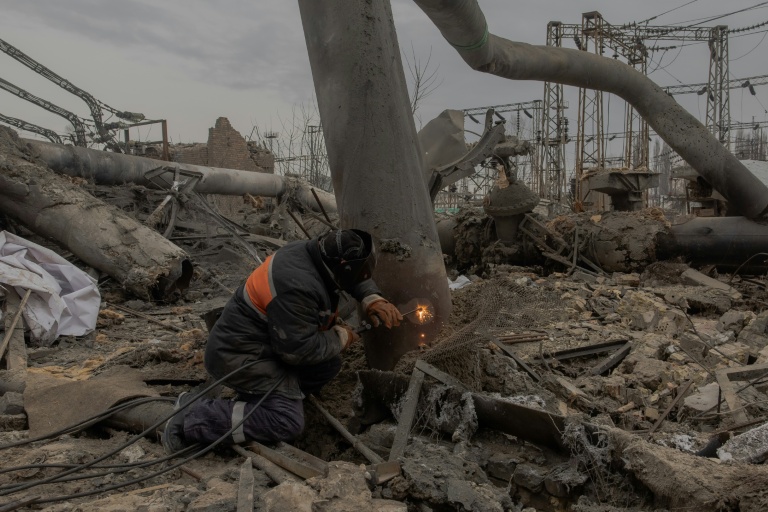 Une centrale thermique endommagée par un bombardemenr russe à Kiev, le 4 février 2026 en Ukraine