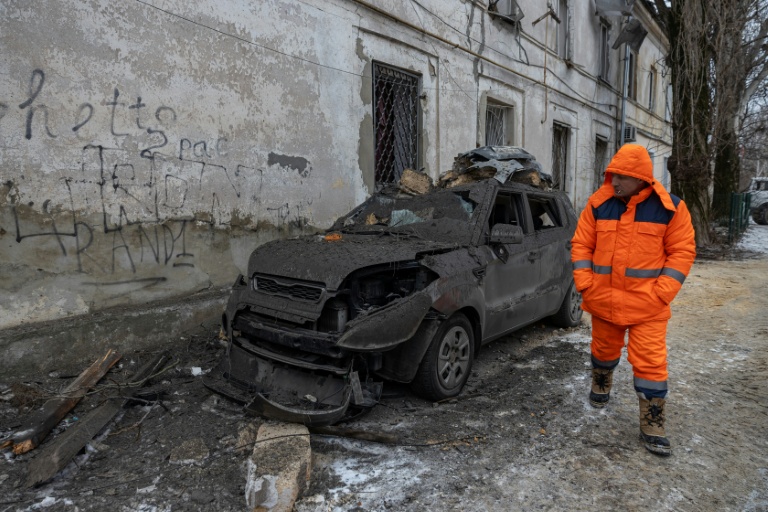Une voiture calcinée près d'un immeuble endommagé par une frappe russe à Odessa, en Ukraine, le 4 février 2026
