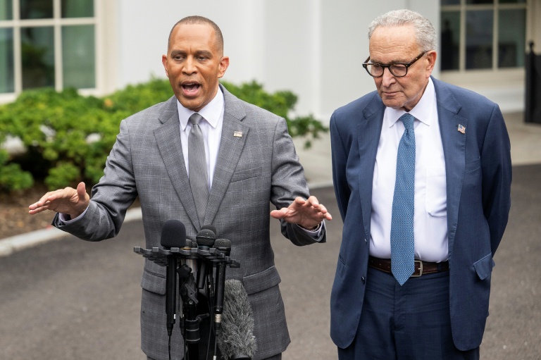 Le chef de la minorité démocrate à la Chambre des représentants, Hakeem Jeffries, parle à la presse à l'extérieur de la Maison Blanche après une rencontre avec Donald Trump, aux côtés du chef de la minorité démocrate au Sénat, Chuck Schumer, à Washington, le 29 septembre 2025