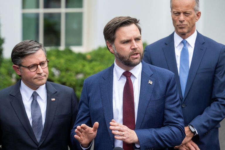 Le vice-président américain JD Vance parle à la presse aux côtés du chef républicain de la Chambre des représentants Mike Johnson (à gauche) et du chef de la majorité républicaine au Sénat John Thune, devant la Maison Blanche à Washington, le 29 septembre 2025