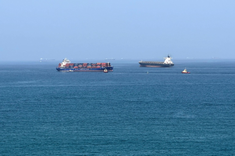 Des navires commerciaux au large du terminal de conteneurs de Khor Fakkan, dans l'émirat de Sharjah sur le golfe d'Oman, le 28 juin 2026