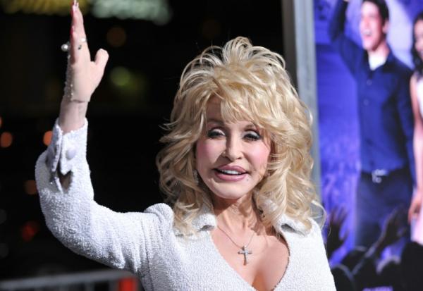 La chanteuse américaine Dolly Parton, aujourd'hui décédée, à Hollywood, le 9 janvier 2012 en Californie