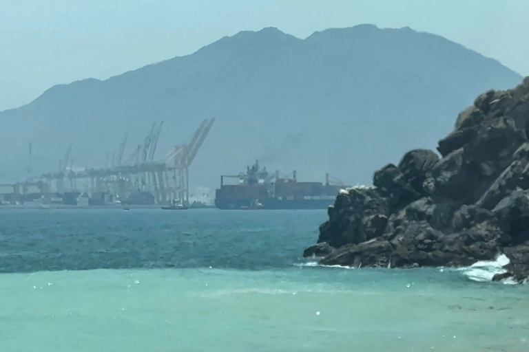 Image tirée d'une vidéo de l'AFPTV, du 12 juillet 2026, montrant un navire près du détroit d'Ormuz, au large de la côte orientale des Émirats arabes unis, à Khor Fakkan