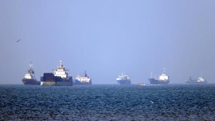 Photo fournie par l'agence iranienne Isna le 4 mai 2026, montrant des bateaux coinvés dans le détroit d'Ormuz au large de Bandar Abbas, dans le sud de l'Iran