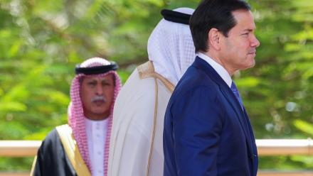 Le secrétaire d'Etat américain Marco Rubio avec le roi de Bahrein au palais Al-Sakhir, le 25 juin 2026.