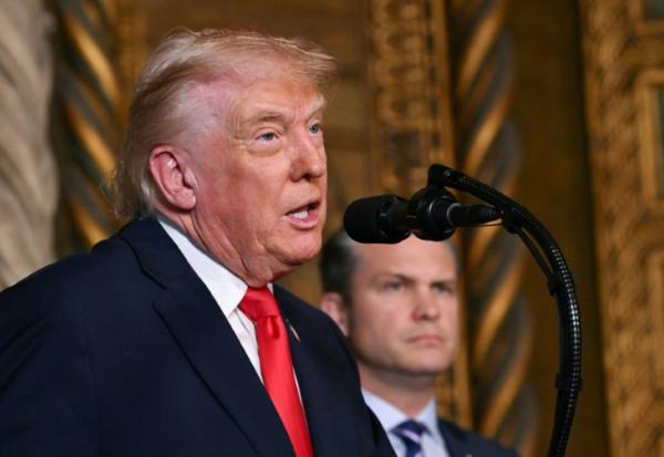 Le président américain Donald Trump et le ministre américain de la Défense, Pete Hegseth (d) à Palm Beach, le 22 décembre 2025 en Floride