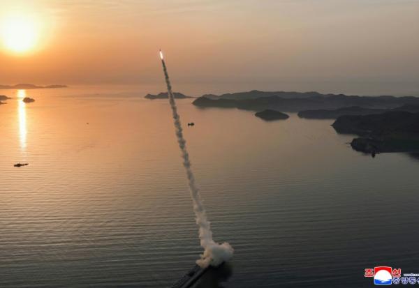 Cette photographie du 19 avril 2026 réalisée par l'agence nationale de presse officielle KCNA de la Corée du Nord et diffusée le 20 avril 2026 montre un test de missile balistique dans un lieu non précisé du pays