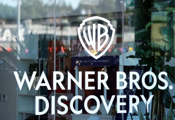 Le logo du studio hollywoodien Warner Bros Discovery à Culver City, le 5 décembre 2025 en Californie