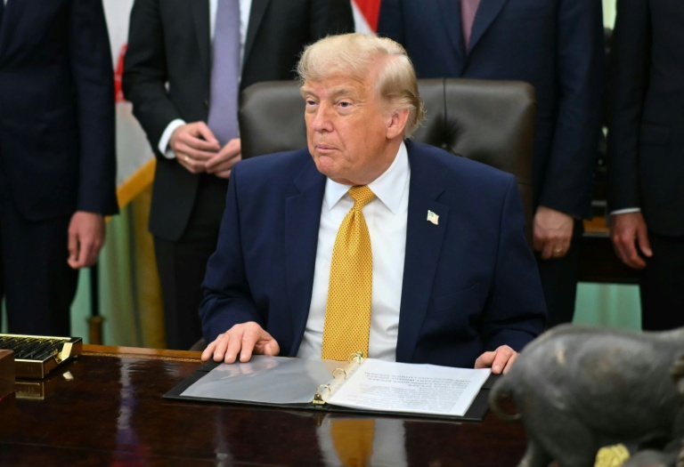 Le président américain Donald Trump s'apprête à signer un décret dans le Bureau ovale de la Maison Blanche, le 22 juin 2026 à Washington