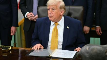 Le président américain Donald Trump s'apprête à signer un décret dans le Bureau ovale de la Maison Blanche, le 22 juin 2026 à Washington