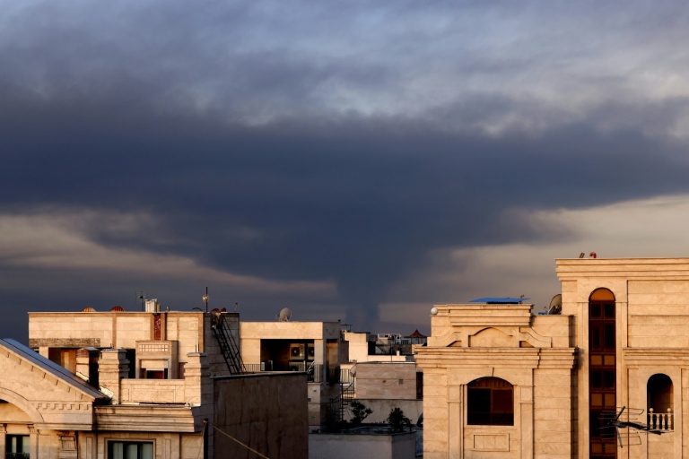 Une colonne de fumée s'élève après une frappe aérienne à Téhéran, le 7 mars 2026 