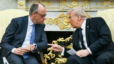 Le président américain Donald Trump (droite) s'entretient avec le chancelier allemand Friedrich Merz, le 3 mars 2026 à Washington