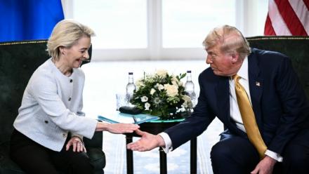 Le président américain Donald Trump (D) et la présidente de la Commission européenne Ursula von der Leyen (G) annoncent un accord douanier à Turnberry en Ecosse le 27 juillet 2025 