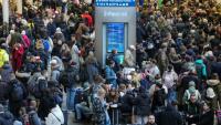 Les passagers attendent dans la gare londonienne de St. Pancras après la suspension de tous les Eurostar entre Paris et Londres le 30 décembre 2025