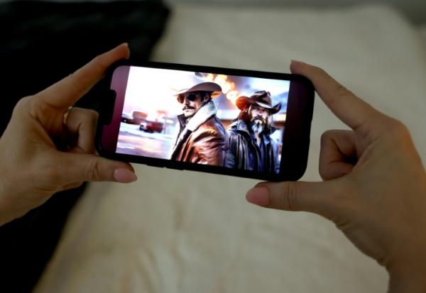 Image tirée du film Whiskey & Water sur un écran de smartphone, avec Cain Walker (g) et Cade Winslow (d), le 3 avril 2026 à New York 