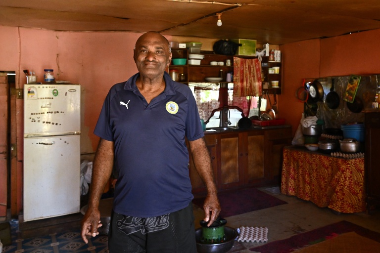 Vereniki Nalio, un habitant de Rukurukulevu, aux Fidji, dans la cuisine de sa maison, le 9 octobre 2026