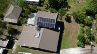 Vue aérienne sur une maison équipée de panneaux solaires dans le village de Rukurukulevu, aux Fidji, le 9 octobre 2026