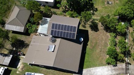 Vue aérienne sur une maison équipée de panneaux solaires dans le village de Rukurukulevu, aux Fidji, le 9 octobre 2026
