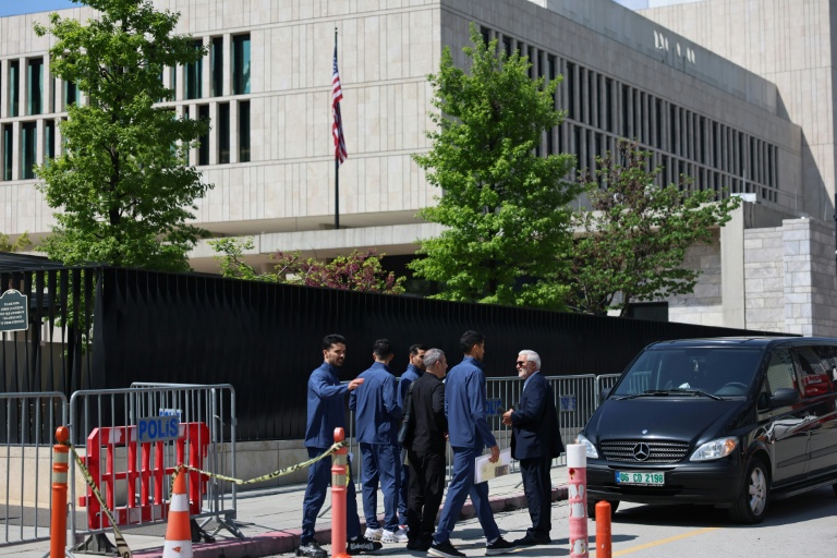 Les membres de l'équipe de football d'Iran quittent l'ambassade des Etats-Unis à Ankara après avoir déposé leurs demandes de visa, le 21 mai 2026