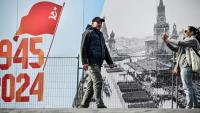 Des personnes flannent sur la place Rouge décorée à l'occasion du 79e anniversaire de la victoire de l'Union soviétique sur l'Allemagne nazie, le 23 avril 2024 à Moscou 