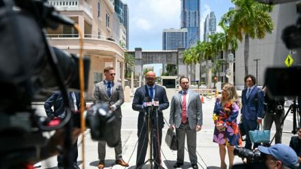 Joseph McBride (C), l'avocat d'Andrew Tate et Tristan Tate, s'exprime devant les jounalistes à l'issue d'une audience devant un tribunal de Miami, le 20 juillet 2026