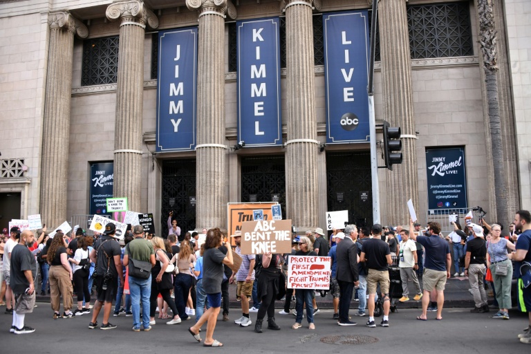 Des manifestants lors d'un rassemblement contre l'annulation de l'émission