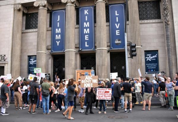 Des manifestants lors d'un rassemblement contre l'annulation de l'émission "Jimmy Kimmel Live!", à Hollywood, en Californie, aux Etats-Unis, le 18 septembre 2025