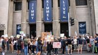 Des manifestants lors d'un rassemblement contre l'annulation de l'émission "Jimmy Kimmel Live!", à Hollywood, en Californie, aux Etats-Unis, le 18 septembre 2025