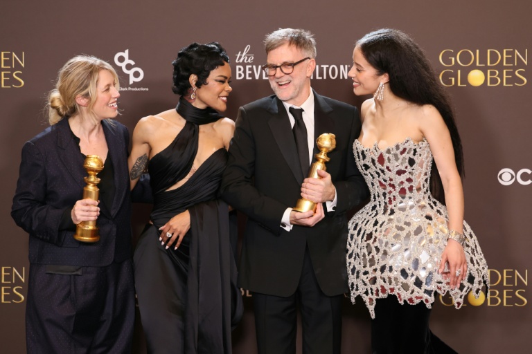 De gauche à droite: la productrice américaine Sara Murphy, l'actrice américaine Teyana Taylor, le réalisateur américain Paul Thomas Anderson et l'actrice américaine Chase Infiniti, recompensés par le Golden Globe de la meilleure comédie pour 