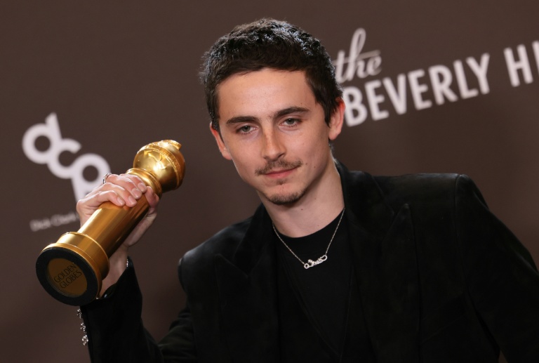 L'acteur franco-américain Timothée Chalamet pose avec le prix du meilleur acteur dans une comédie pour 