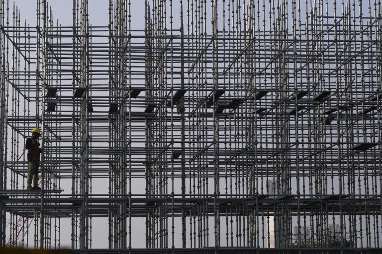 Des échaffaudages d'acier sur un site de construction à Bombay, en Inde, le 3 janvier 2022