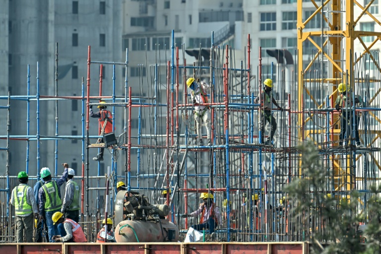 Des travailleurs sur un immeuble en construction à Bengaluru, en Inde, le 27 février 2025