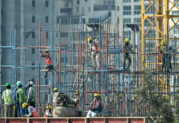 Des travailleurs sur un immeuble en construction à Bengaluru, en Inde, le 27 février 2025