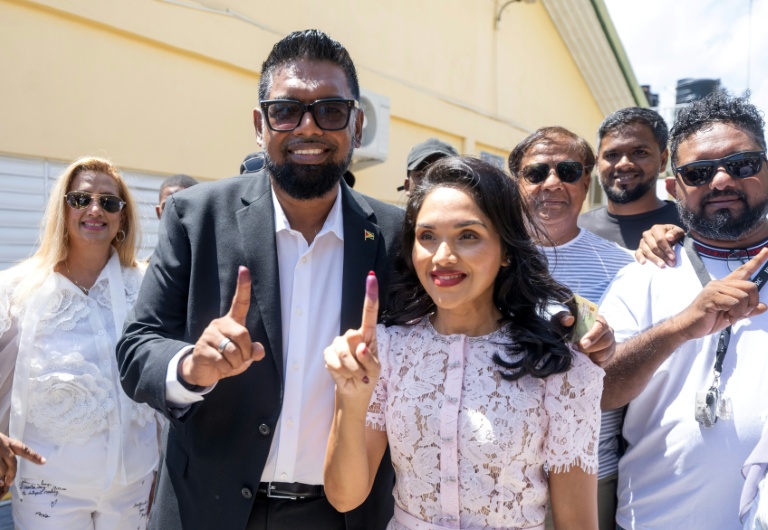 Le président du Guyana et candidat à sa réélection, Mohamed Irfaan Ali, et son épouse Arya après avoir voté dans un bureau de vote lors de l'élection présidentielle à Leonora, au Guyana, le 1er septembre 2025