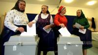 Des femmes en tenue traditionnelle votent dans une école maternelle à Veresegyhaz, près de Budapest, le 12 avril 2026
