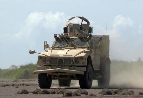Image tirée d'une vidéo diffusée le 6 octobre 2026 par les "Brigades des Géants du Sud" (pro-gouvernement yéménite) montrant un combattant tirant depuis une tourelle à l'arrière d'un pick-up lors d'affrontements avec les Houthis dans la province de Taëz, au Yémen