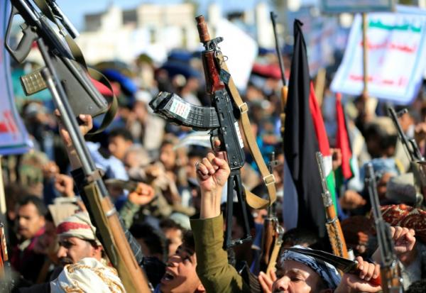 Des Houthis brandissent leurs armes lors d'un rassemblement de solidarité avec l'Iran, à Sanaa, au Yémen, le 27 mars 2026
