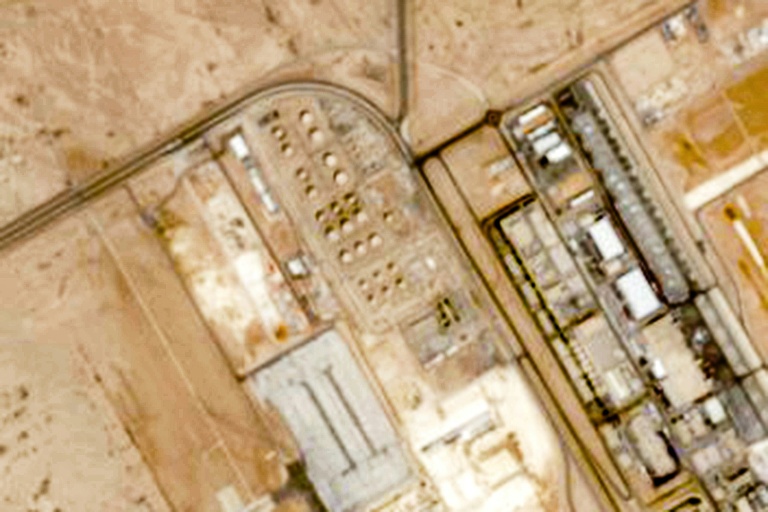 Image satellite, prise le 21 septembre 2026 et fournie à partir des données Copernicus Sentinel, montrant les dépôts de carburant de Saudi Aramco à l'aéroport international du roi Khaled, à Ryad, après une attaque