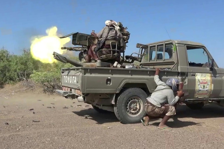 Image tirée d'une vidéo diffusée le 6 octobre 2026 par les brigades des Géants du sud (pro-gouvernement yéménite) montrant un combattant tirant depuis une tourelle à l'arrière d'un pick-up lors d'affrontements avec les Houthis dans la province de Taëz, au Yémen